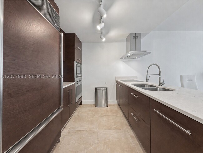 Building Photo - 495 Brickell Ave
