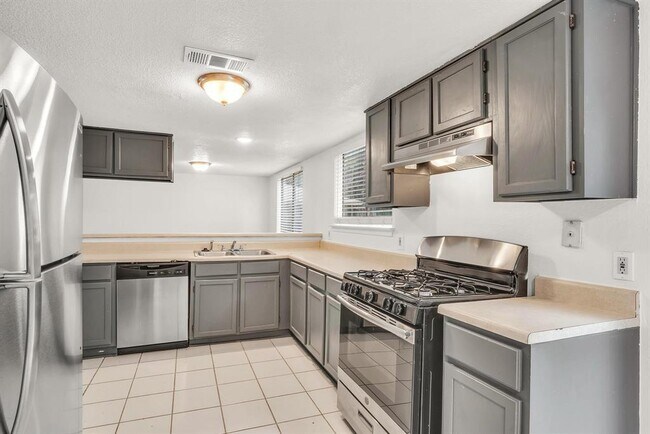 Building Photo - 9611 Meadowheath Dr