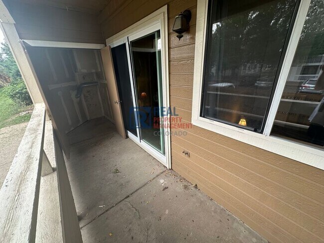 Building Photo - 1075 S Elkhart Way