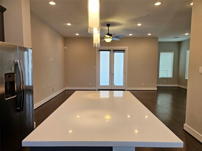 Building Photo - 2621 Hutchins St