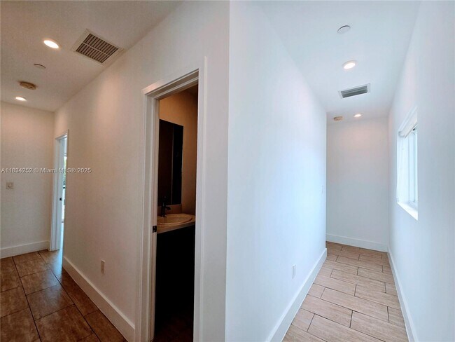 Building Photo - 6336 SW 27th St