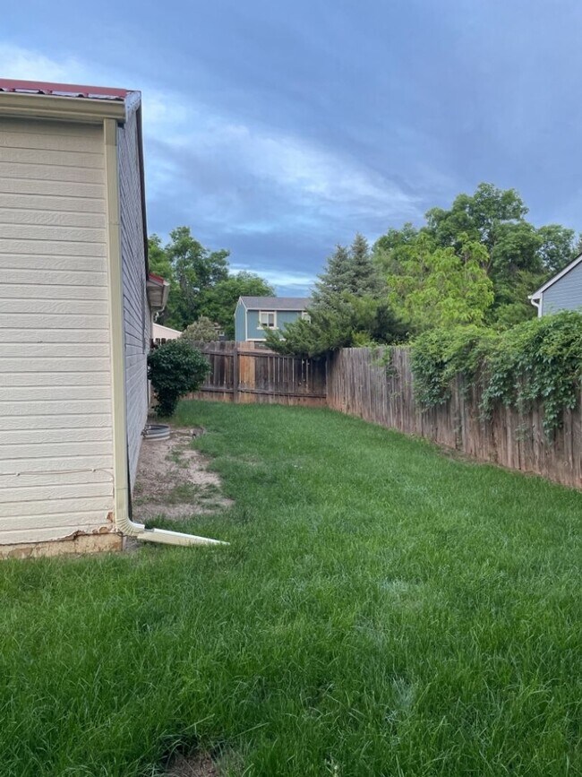 Building Photo - Start a Lease by 4/17 and get $250 off 1st Month!