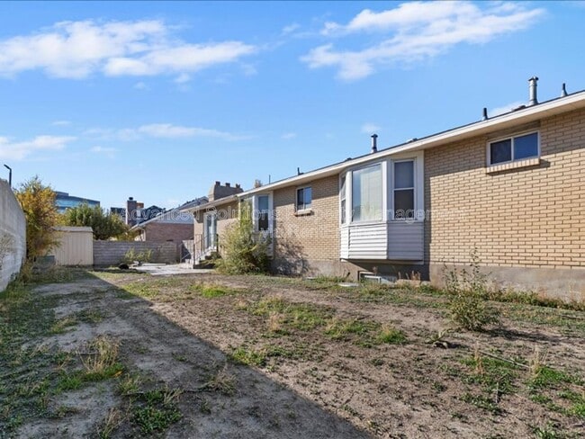 Building Photo - 6837 Creekcove Way