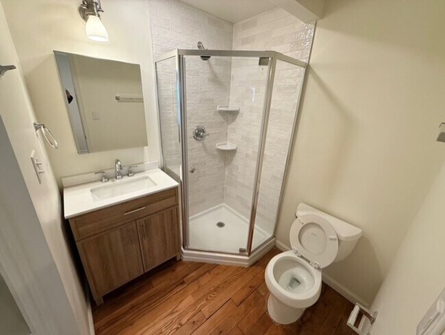 Building Photo - House on Centre Lane!