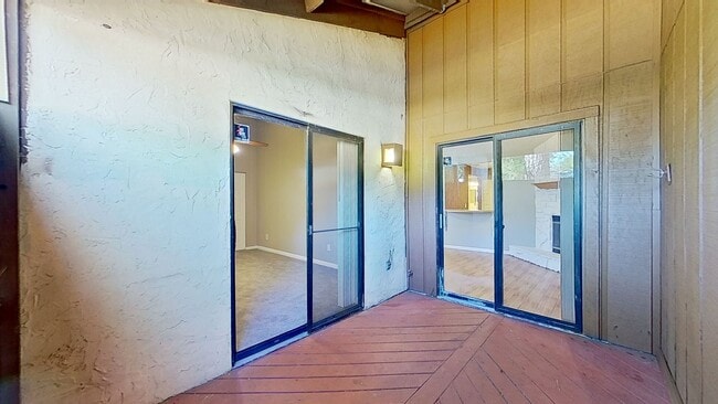 Building Photo - Great 3/2 patio home available now!