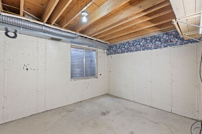 Building Photo - Conveniently Located Townhome with Garage ...