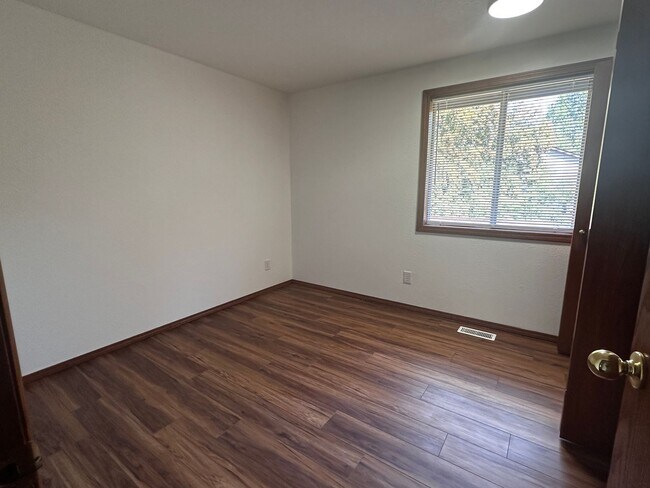 Building Photo - 3 Bedroom 2 Bath Single Family home