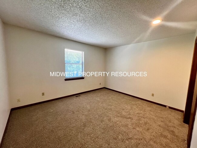 Building Photo - Freshly Updated 3 Bedroom Duplex