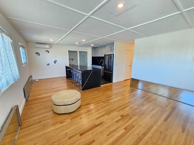 Building Photo - 3-Beds, 1.5-Bath Apartment with One tandem driveway parking space.