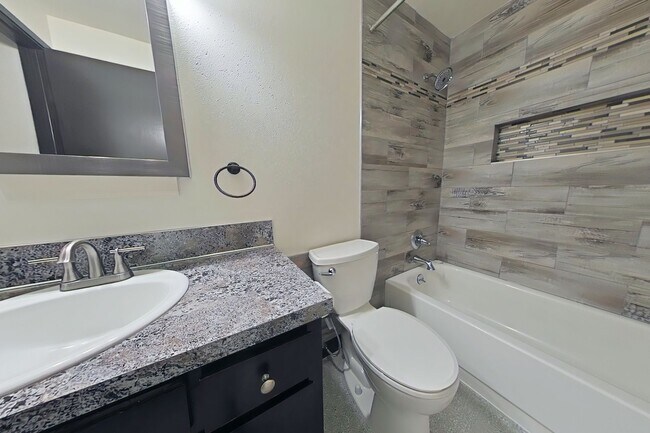 Building Photo - 1 Bedroom Apartment ~ Close to Campus ~ Sm...