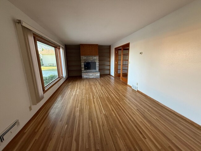 Building Photo - 3 Bed 2 Bath