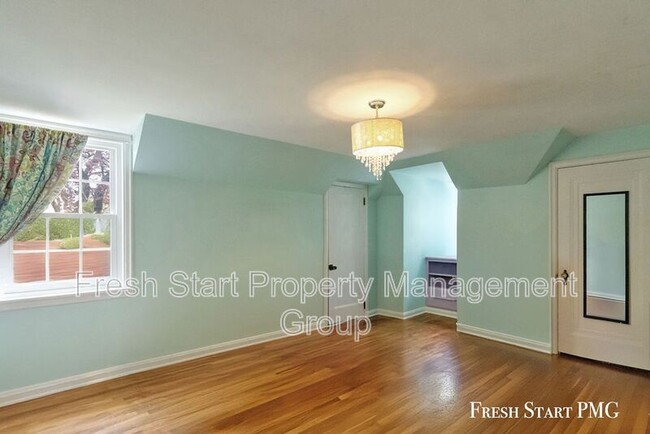 Building Photo - 28 Woodmer Ln