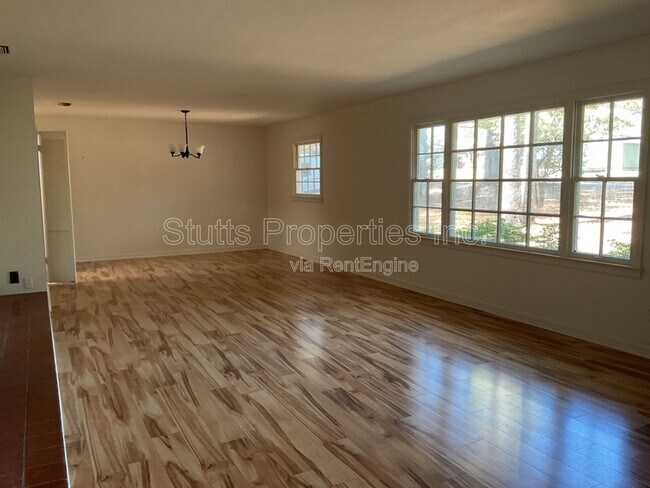 Building Photo - 2114 Crestline Dr