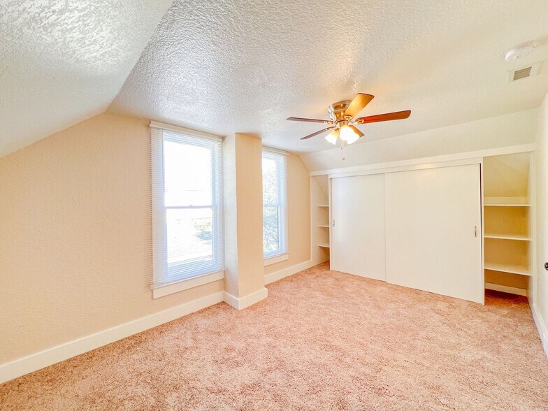 Building Photo - 10802 Chestnut St