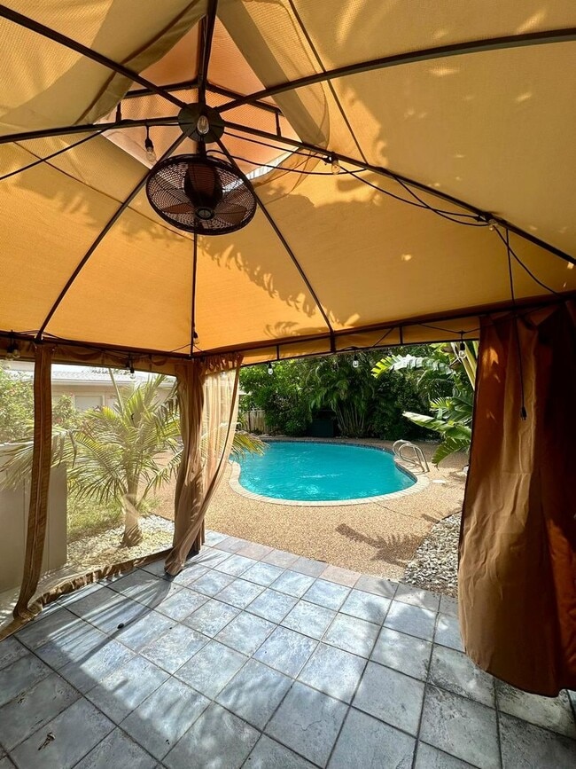 Building Photo - Easy Coastal Living Just Minutes from Downtown!