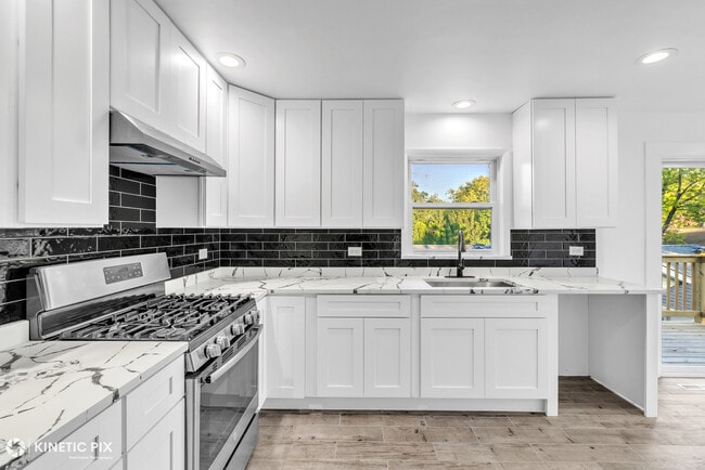 Building Photo - 18888 Oak Ave