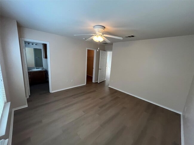 Building Photo - 513 Crater Lake Dr
