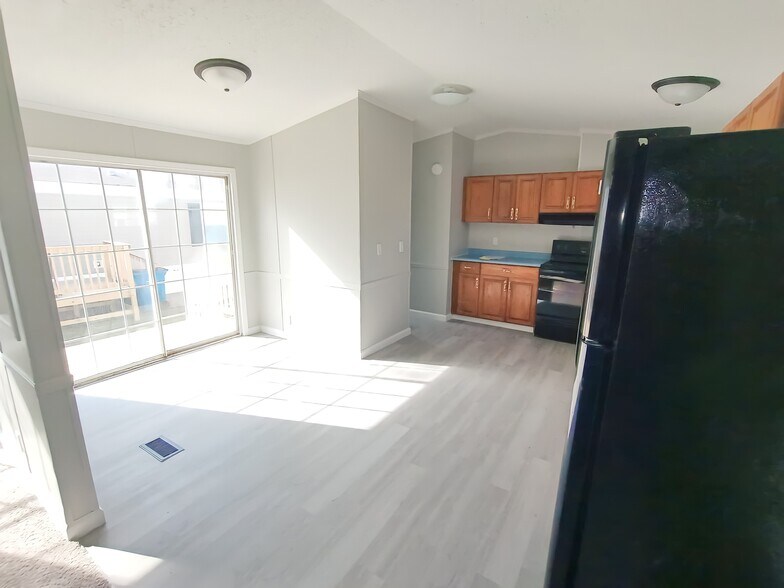 Building Photo - 83 Deerwood Park