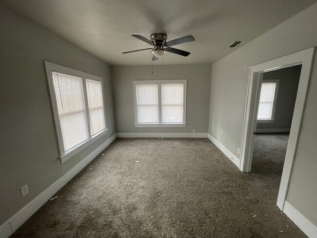 Building Photo - 5 bedroom, 2 bath