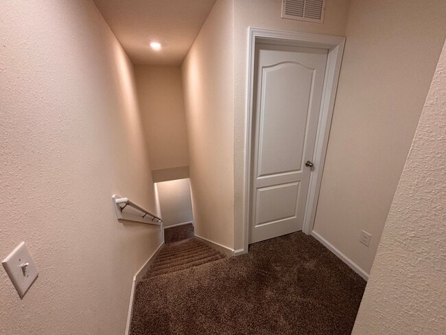 Building Photo - Beautiful 2 Bed, 2.5 Bath Townhome with Water View