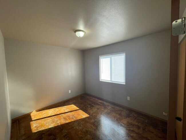 Building Photo - 109 Pear Ct
