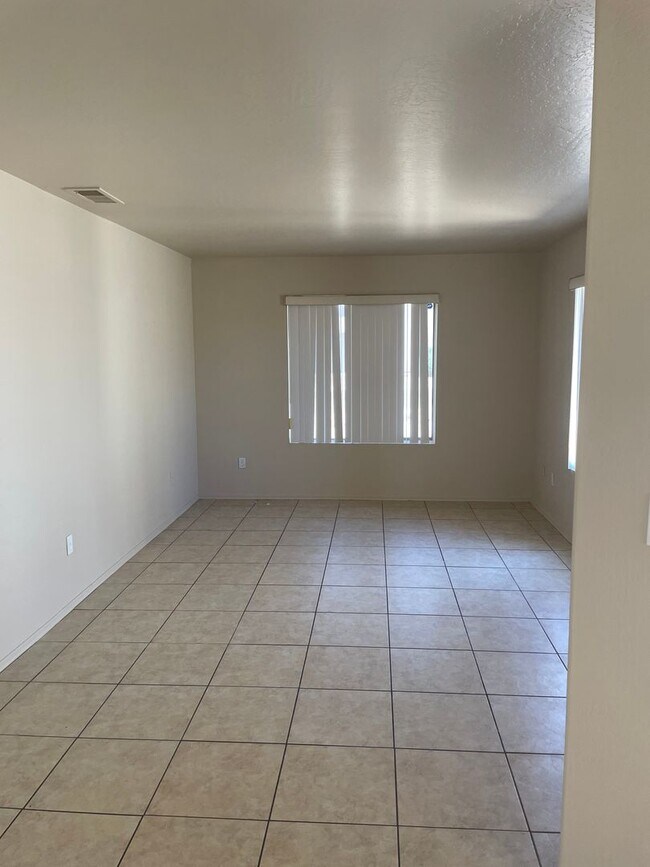 Building Photo - 3 Bedroom - 2 story corner lot - Glendale ...