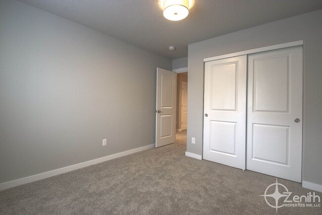 Building Photo - Conveniently Located 3 Bedroom Town Home i...