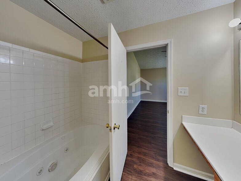 Building Photo - 1283 Spring Lake Dr