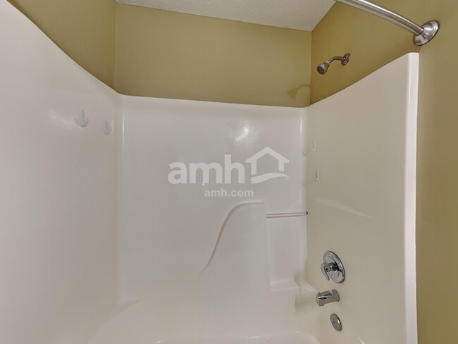 Building Photo - 6889 N Karnes Dr