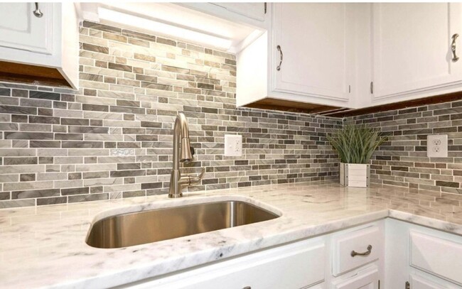 Building Photo - Renovated Herndon Condo