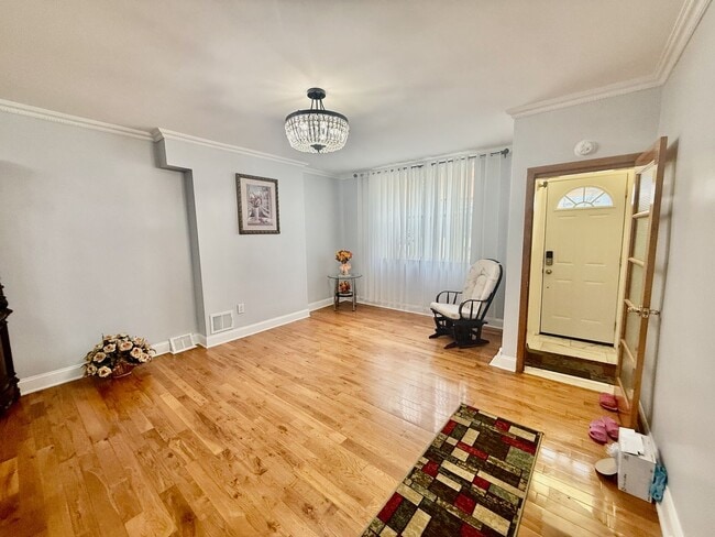 Building Photo - SPACIOUS & MODERN 3 BED/1.5 BA HOUSE w/ Central AC-HARDWOOD Flooring-WASHER/DRYER & Rear PATIO in...