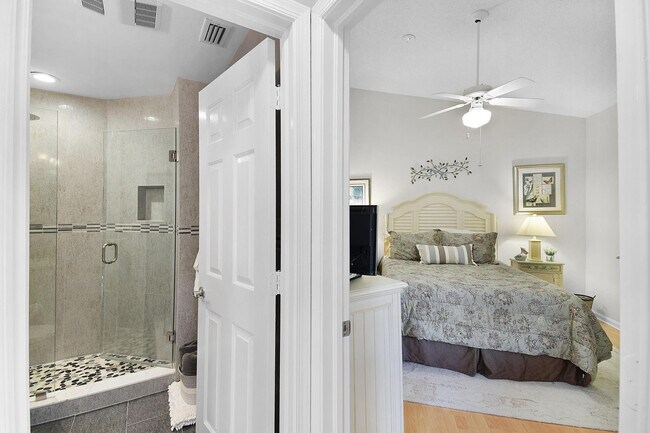 Building Photo - 6040 SE Martinique Dr