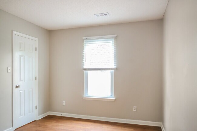 Building Photo - 3242 Hawick Commons Dr