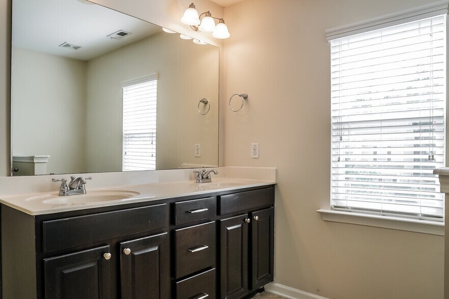 Building Photo - 645 Smith Ridge Way
