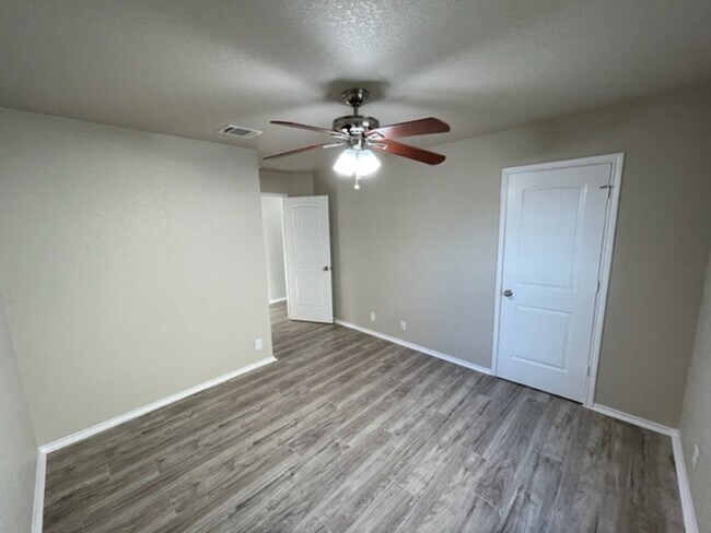Building Photo - Move-in Ready 3-Bed, 2-Bath Home in Riposa Vita! (SE San Antonio)