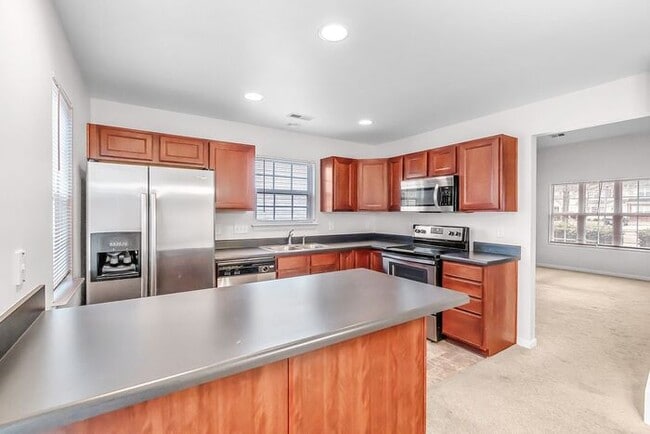 Building Photo - Master-on-Main End-Unit Townhome in Back Creek Villages!