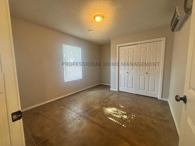 Building Photo - Spacious 5 Bedroom 3 Bath Home Near Hutchi...