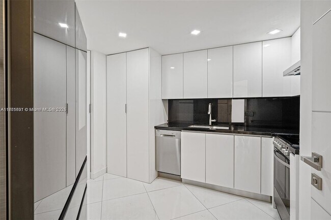 Building Photo - 999 Brickell Bay Dr