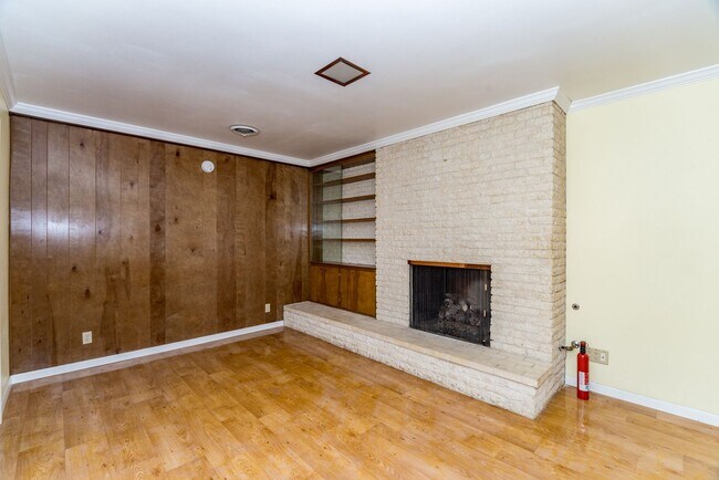 Building Photo - MACARTHUR PARK 3-BEDROOM HOME