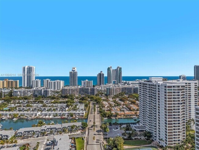 Building Photo - 2500 Parkview Dr