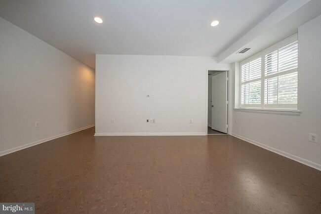 Building Photo - 1640 Oakwood Dr