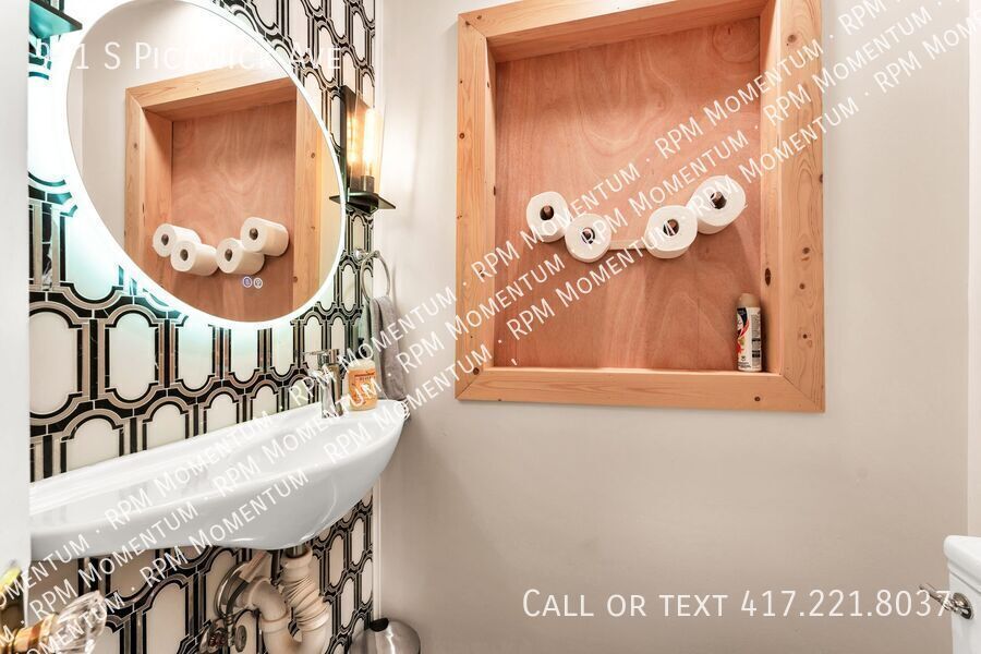 Building Photo - 921 S Pickwick Ave