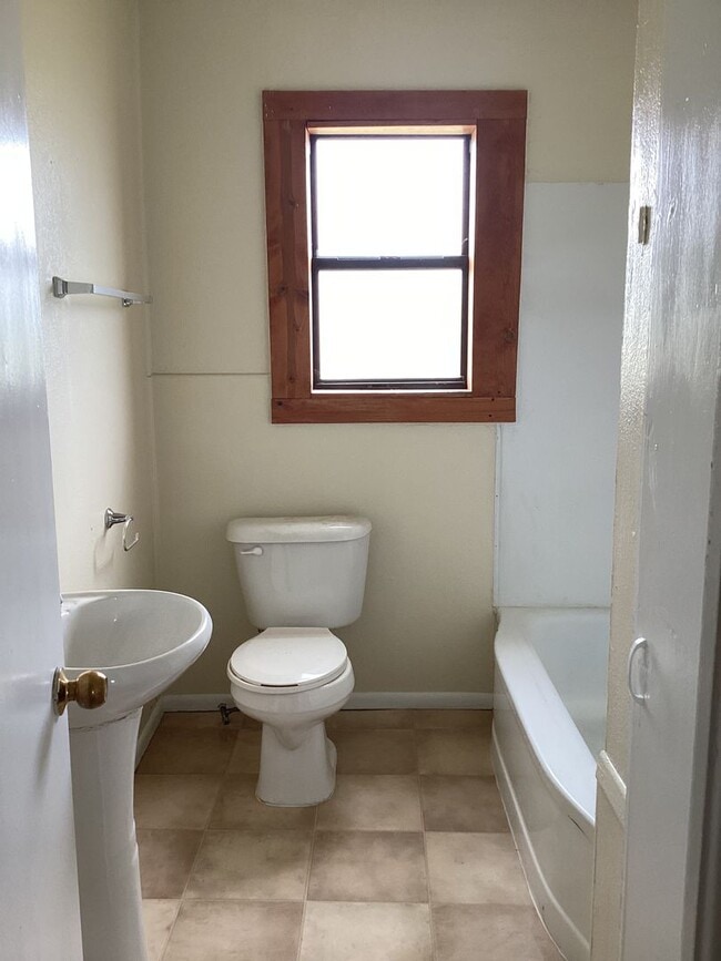 Building Photo - Fresh and Brightly Updated 2 Bedroom!  Pets welcome!