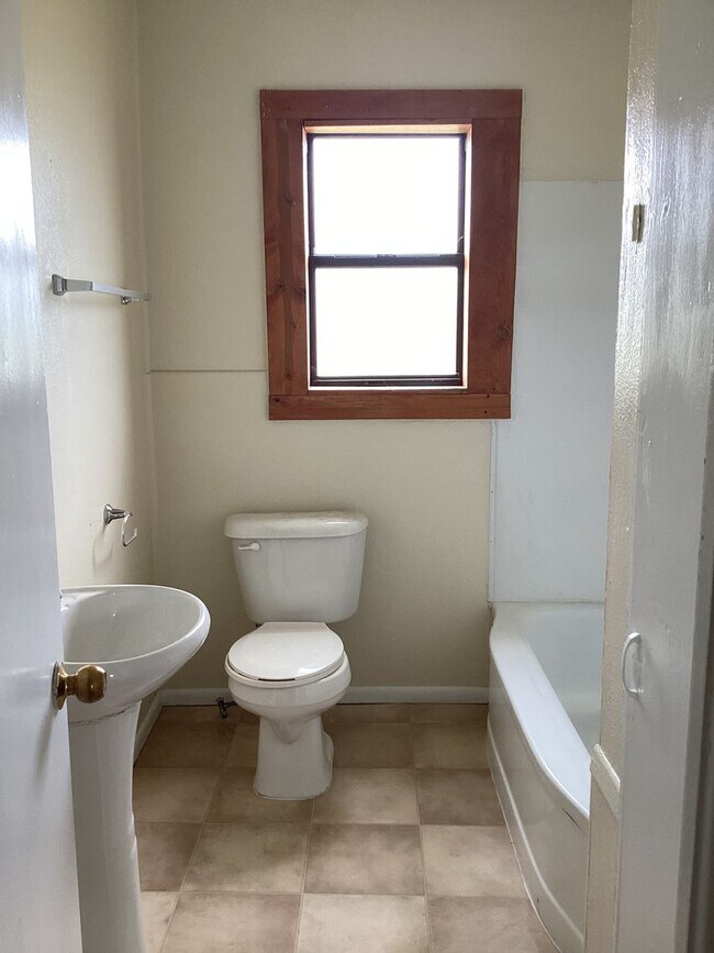 Building Photo - Newly Renovated 2Bedroom! Located in Portales!!