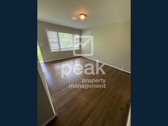 Building Photo - $1,275! 3Bed/ 1.5 Bath House! Located just...