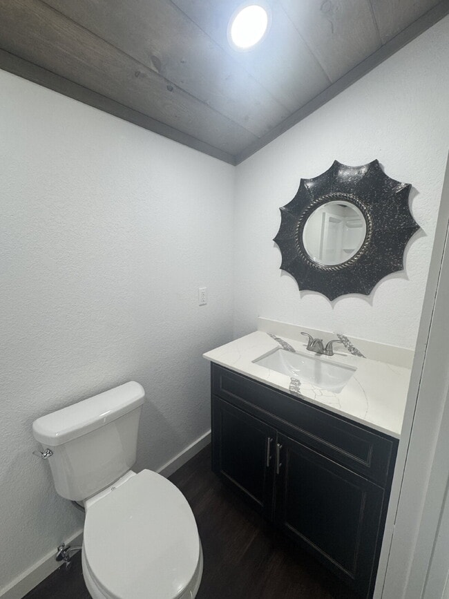 Building Photo - "Charming 2-Bedroom Duplex Retreat on Everett Road Unit B – 2 Full Baths and 1155 Sq Ft of Comfor...