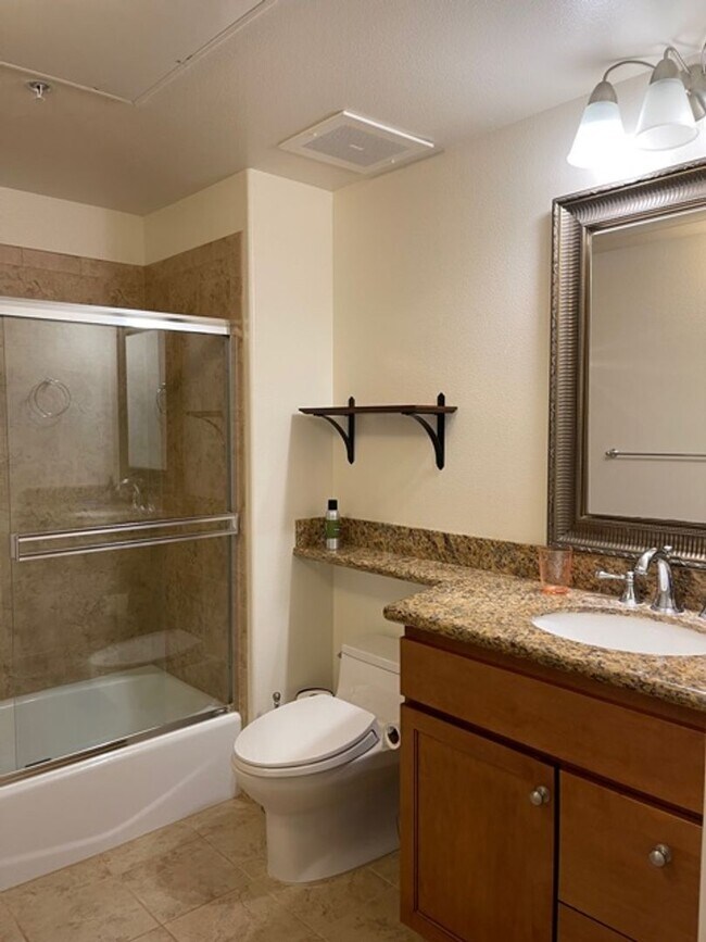 Building Photo - Gorgeous like new Premier condo in S. Kihe...