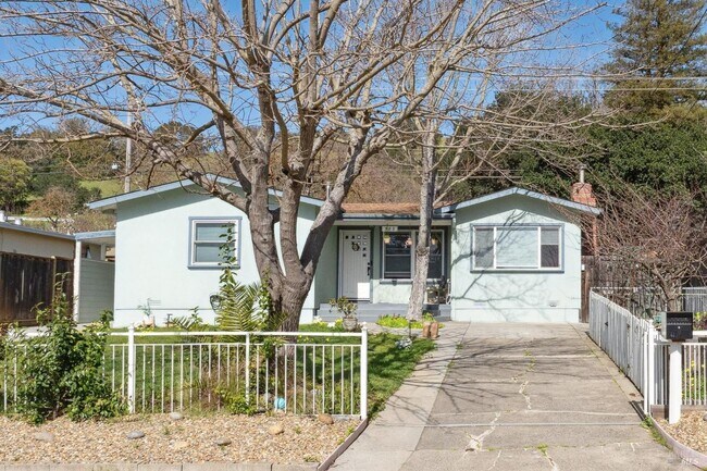 Building Photo - 582 Fernando Dr
