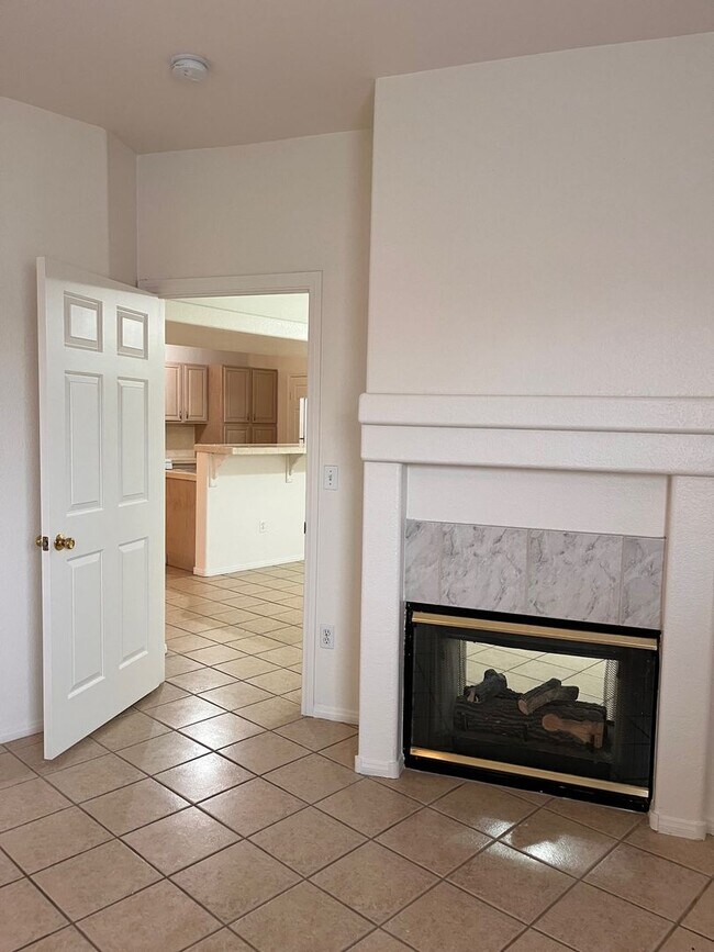 Building Photo - Mannetta Lane Condo / 2 BR - 1st Floor