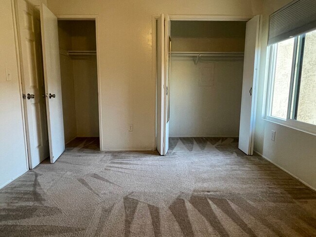 Building Photo - 2+1.5 READY NOW!